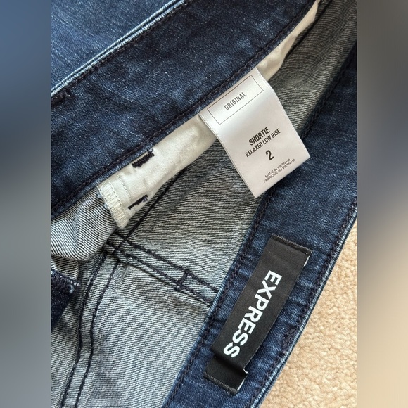 Express - Jean Shorts, Shortie Relaxed Low Rise - Picture 3 of 3